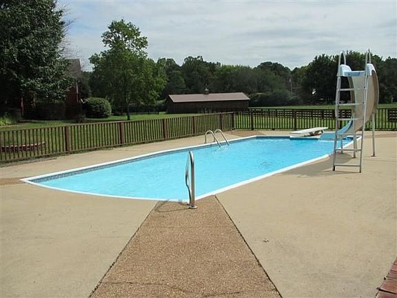 3rd image of 2031 Maple Ln