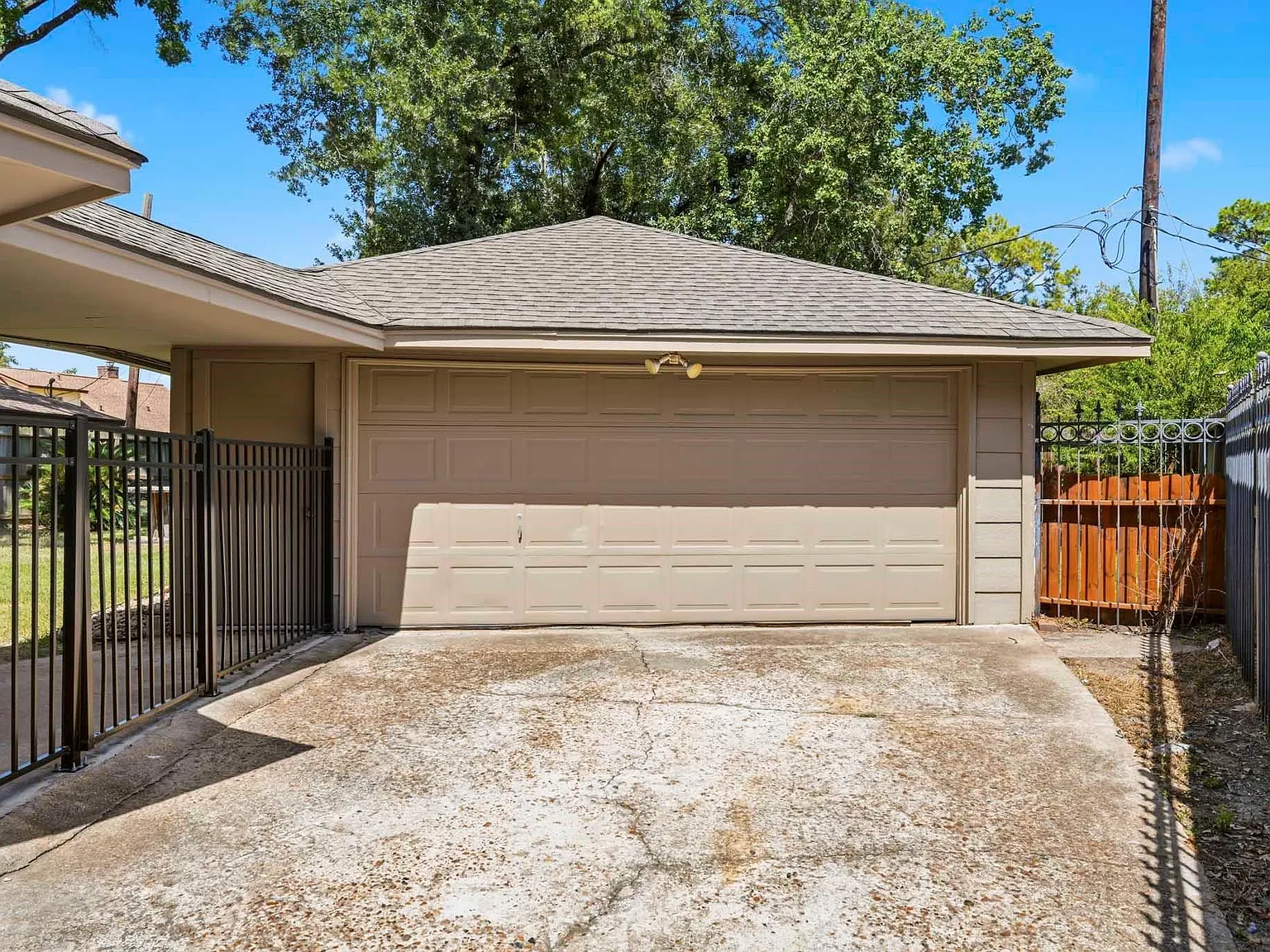 3 bed, 2.0 bath, 2029 sqft, $2,200 — Photo 4