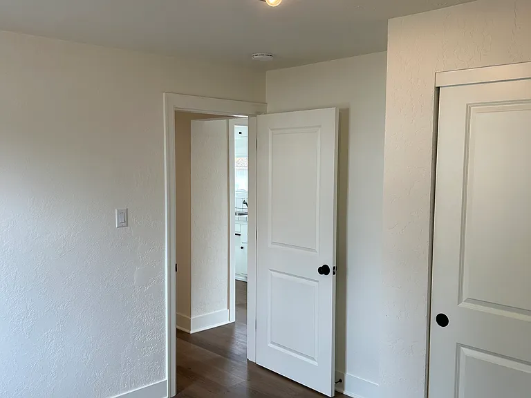 548 N Locust St — Photo 13