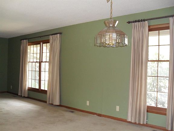 3rd image of 3437 Woodfield St