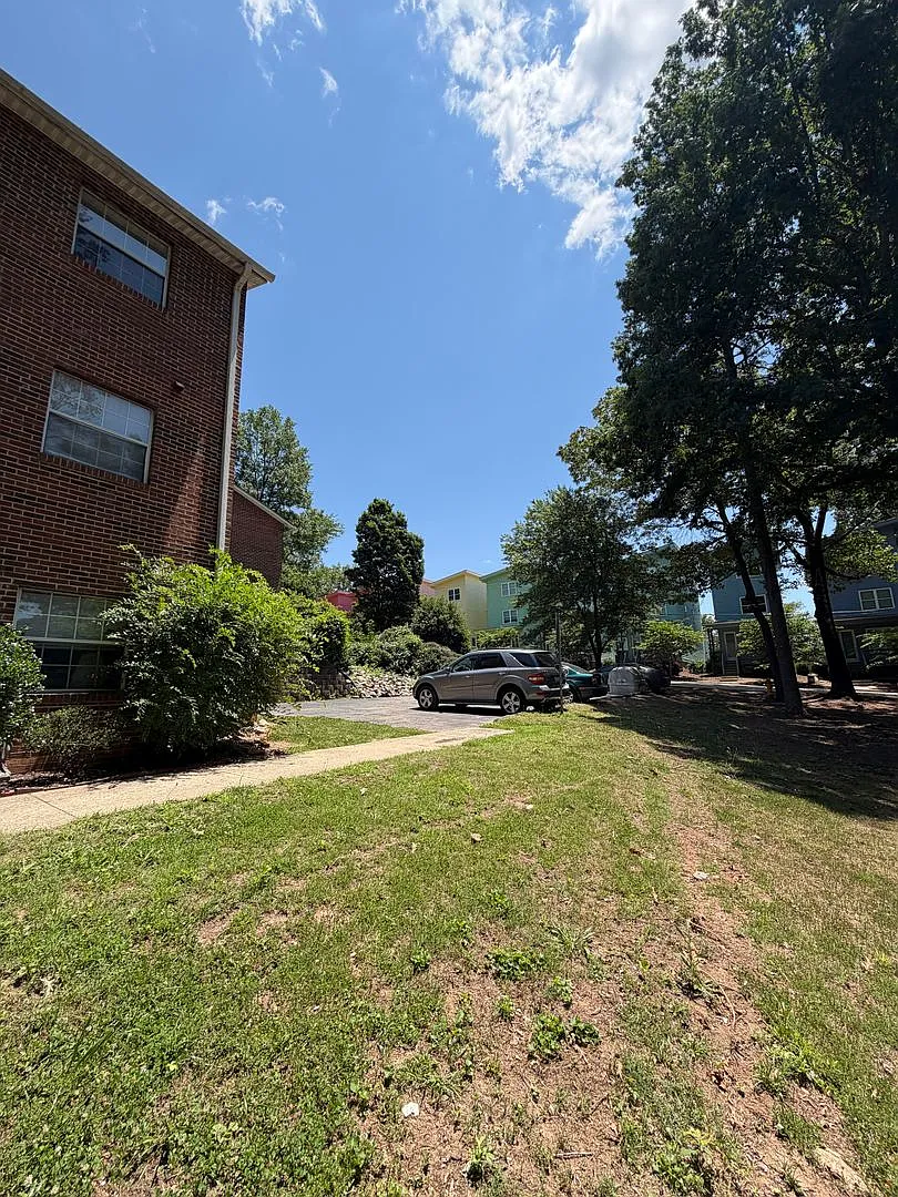 Campus Suites — Photo 2