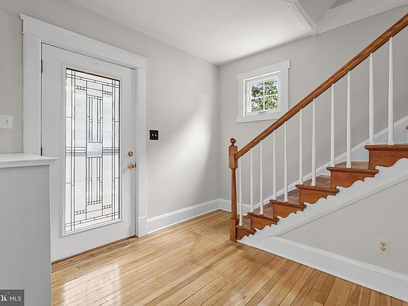 3rd image of 923 Arran Rd
