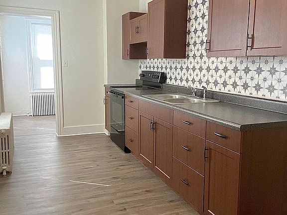 3rd image of 424 Locust St