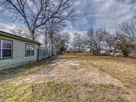 5th image of 224 E Leona St