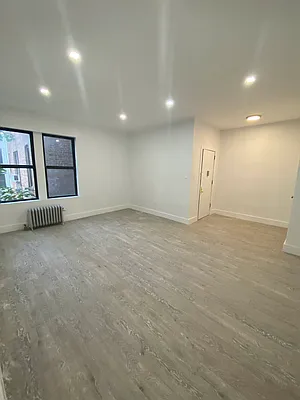 Rented by City Prime Commercial Realty  | media 7