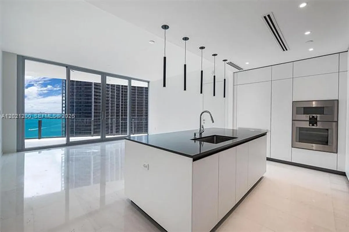 Building Photo - 300 Biscayne Boulevard Way #2906W