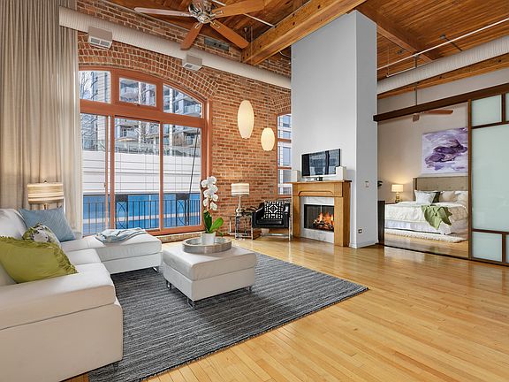 4th image of 360 W Illinois St APT 613