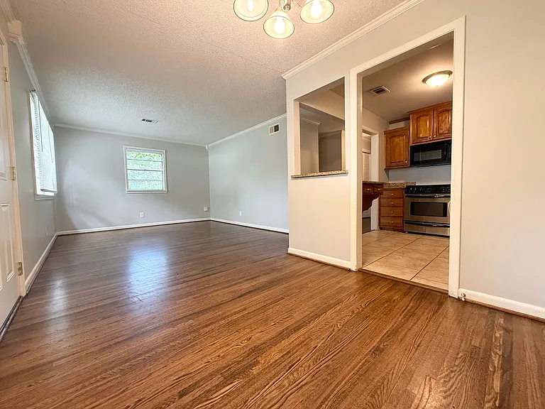 9115 Oak Grove Ln — Photo 4