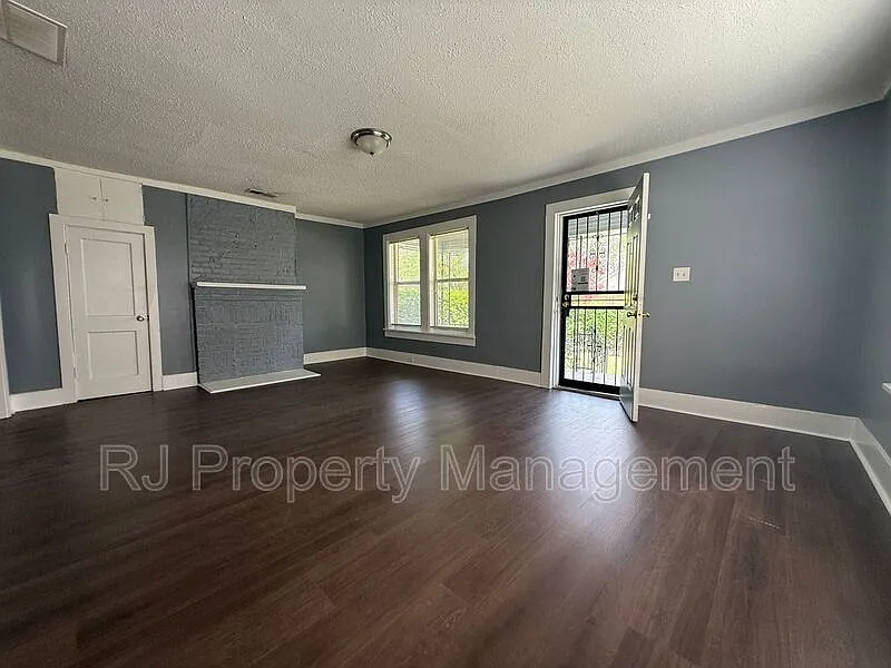 3 bed, 1.0 bath, 1205 sqft, $1,150 — Photo 3