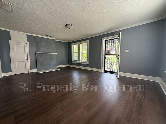 3rd image of 425 Carpenter St