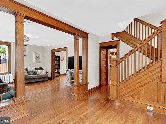 5th image of 259 W King St