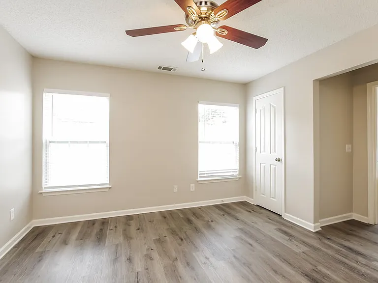 555 River View Dr — Photo 12