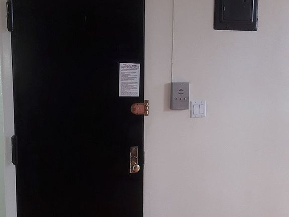 4th image of 3231 Greenpoint Ave Rear 2F
