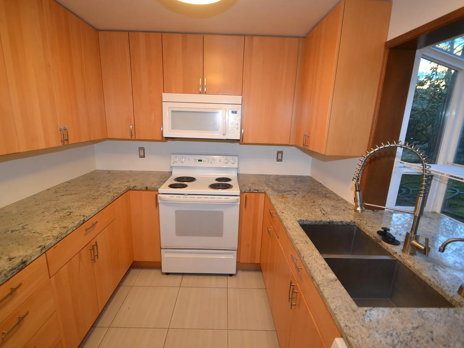 3 bed, 1219 sqft, $3,000 — Photo 4
