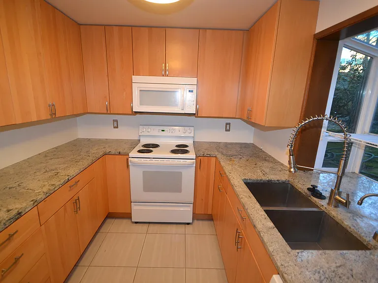9522 1st Ave NE #B — Photo 4