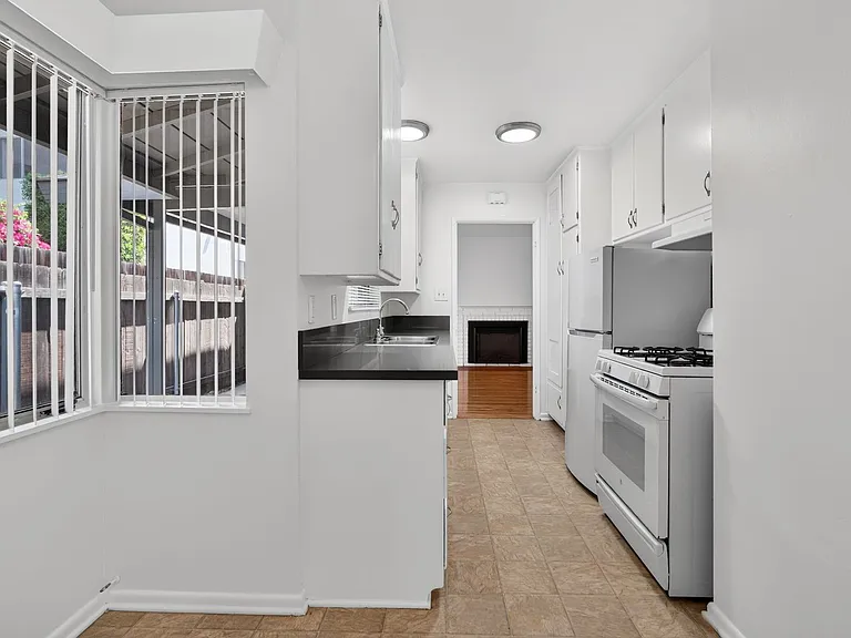 425 S Los Robles Ave — Photo 22