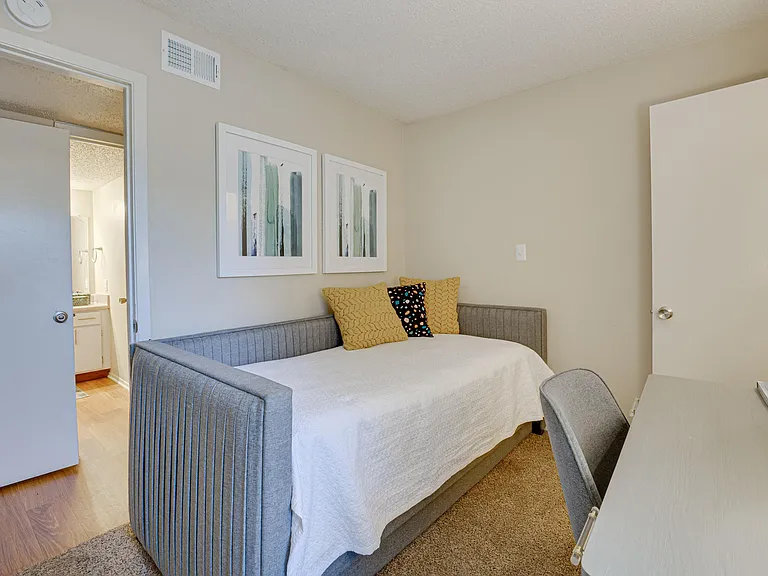 Indian Creek Apartments — Photo 10