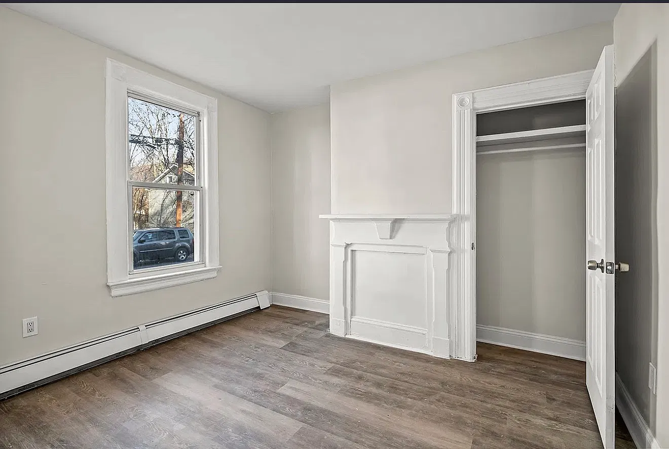 2 bed, 800 sqft, $1,600 — Photo 2