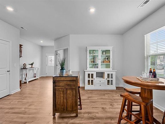 5th image of 146 Carson Ct