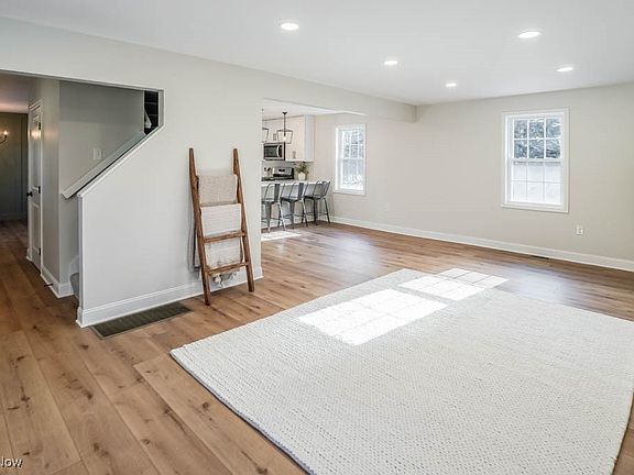 3rd image of 1006 Hillcrest Dr