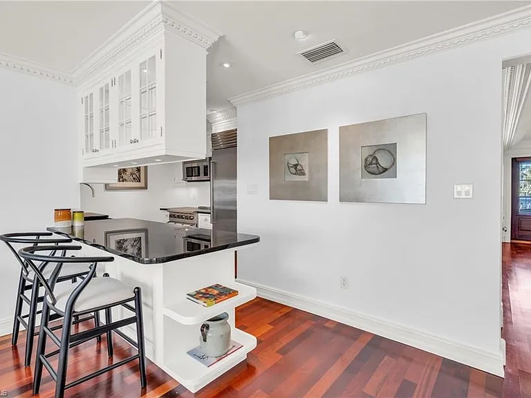 271 Broad Ave S #202 — Photo 5