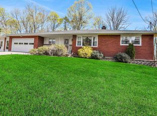 8 Stonecrest Dr, New Windsor, NY 12553