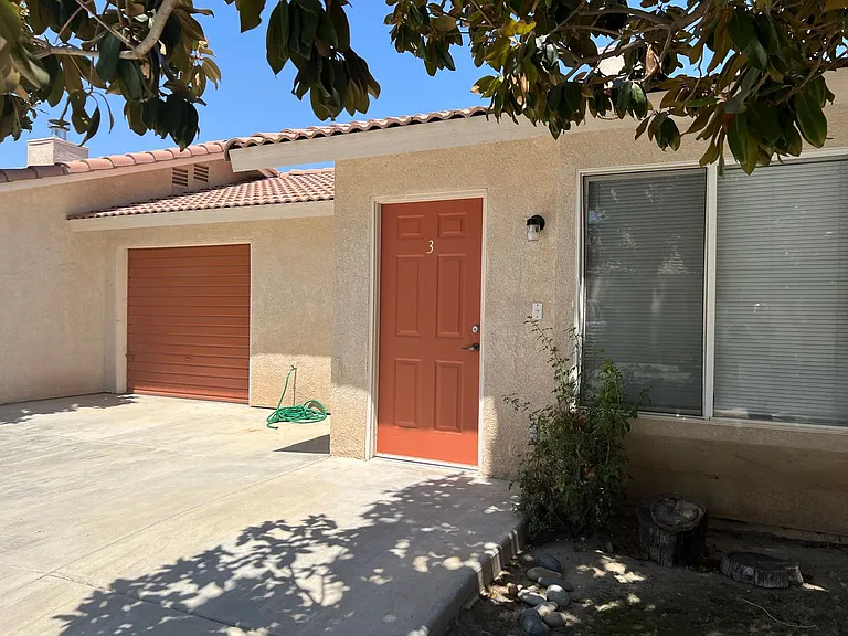 1320 Reddick Ln — Photo 3