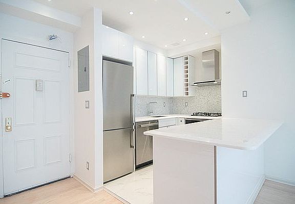 4th image of 145 W 58th St #8D
