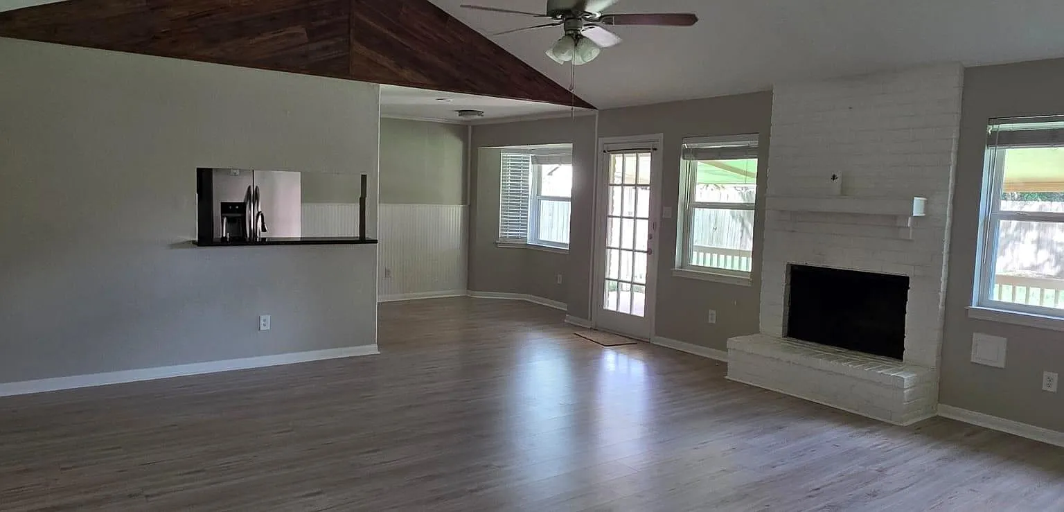 3 bed, 2.0 bath, 1429 sqft, $1,800 — Photo 3