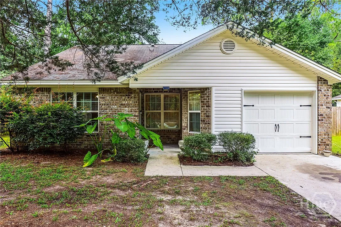 3 bed, 2.0 bath, 1224 sqft, $1,900 — Photo 2
