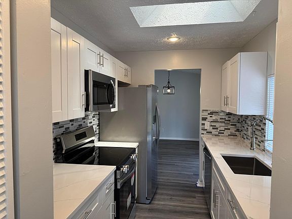 3rd image of 590 NW Sherbrooke Avenue