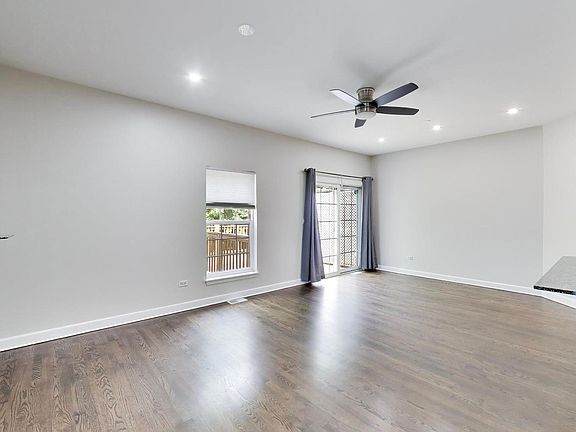 3rd image of 3821 N Milwaukee Ave Unit B