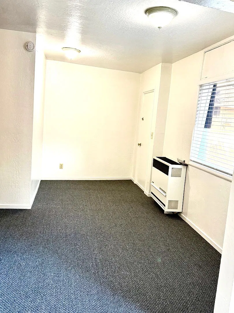 Handy Dandy Location! Water/Sewer and garbage Included! — Photo 3