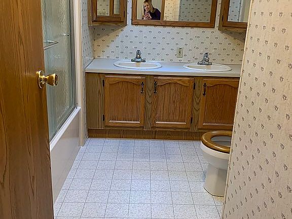 4th image of 415 Silver Maples Dr