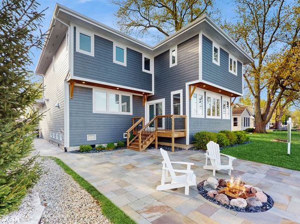 2713 N Villa Ln, McHenry, IL 60051