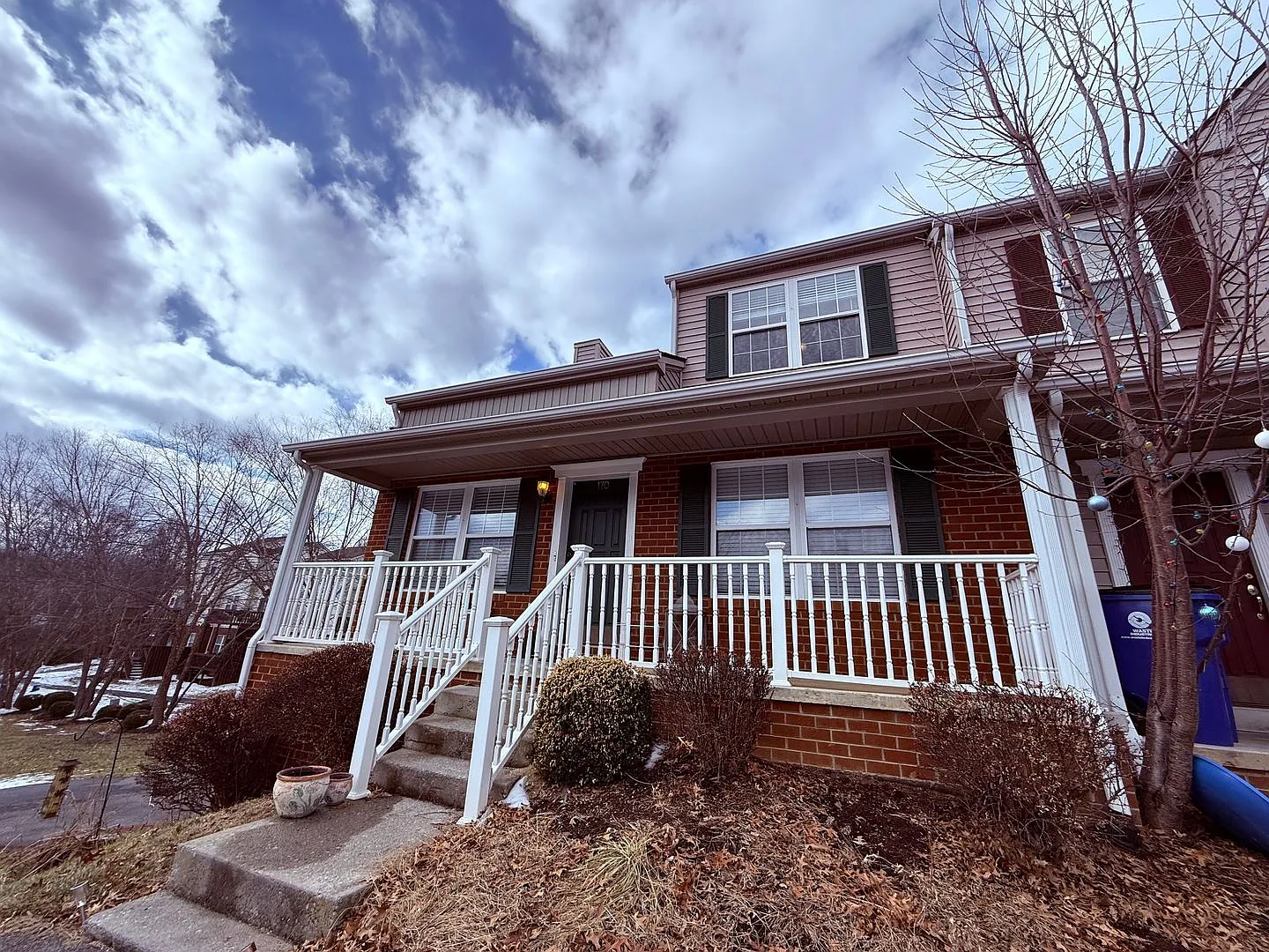 3 Bedroom, 2 Bath End Unit Townhouse — Photo 3
