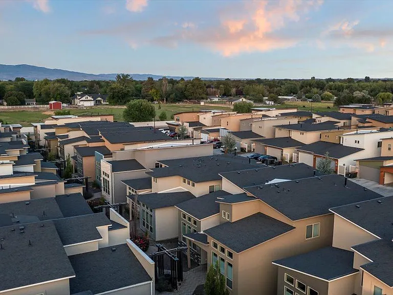 Verraso Village Townhomes — Photo 17