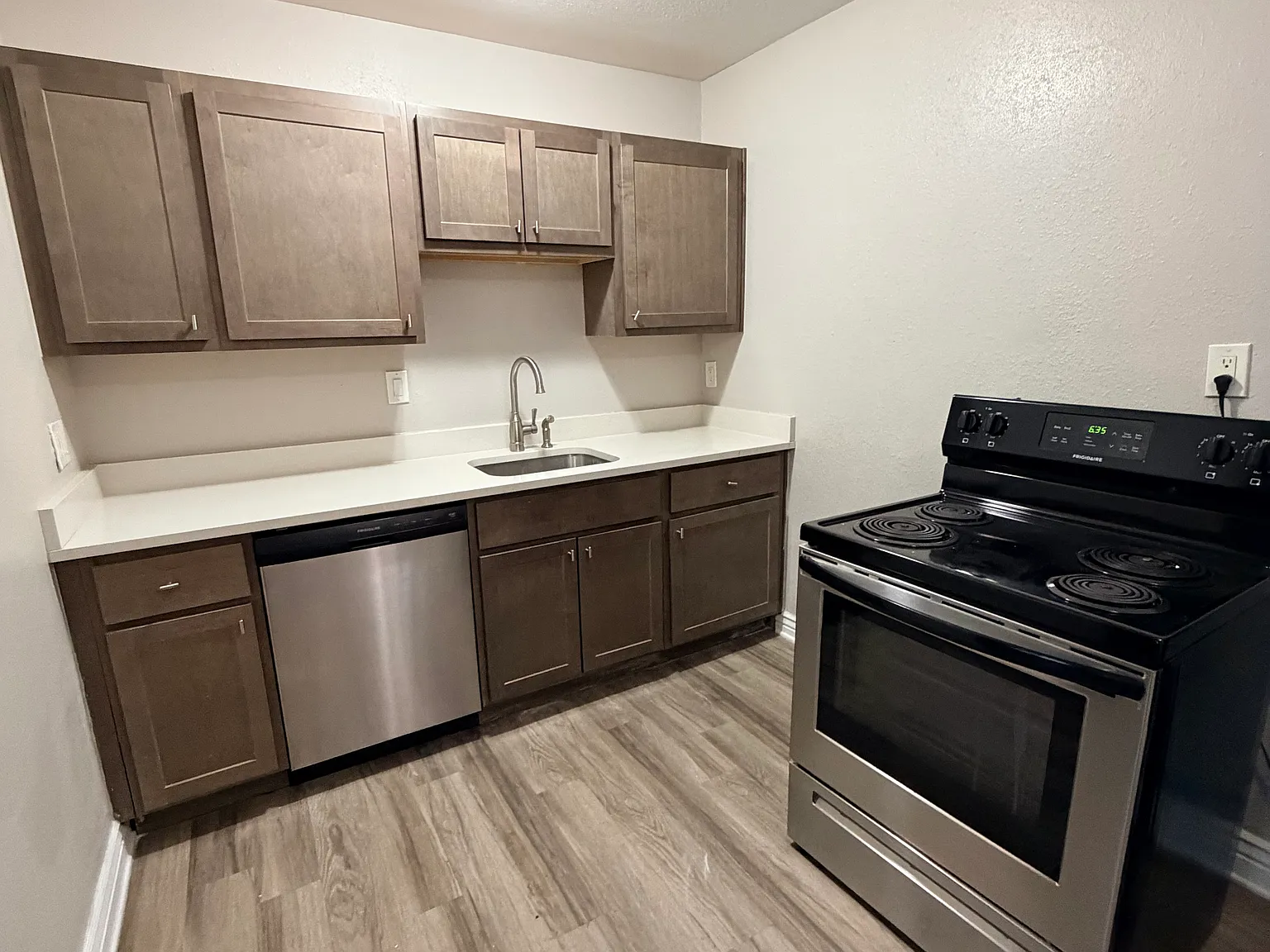 2 bed, 750 sqft, $1,440 — Photo 2