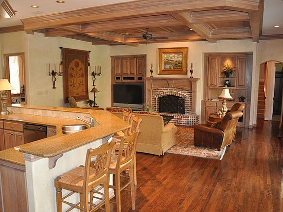 3rd image of 2905 Vinson Ln