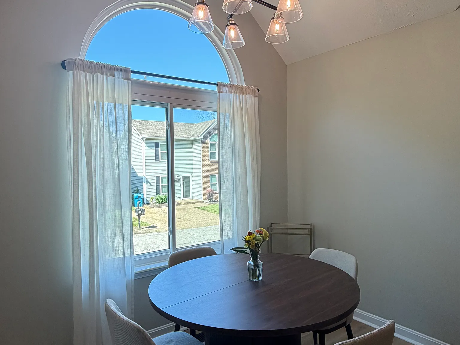 2 bed, 840 sqft, $2,200 — Photo 4