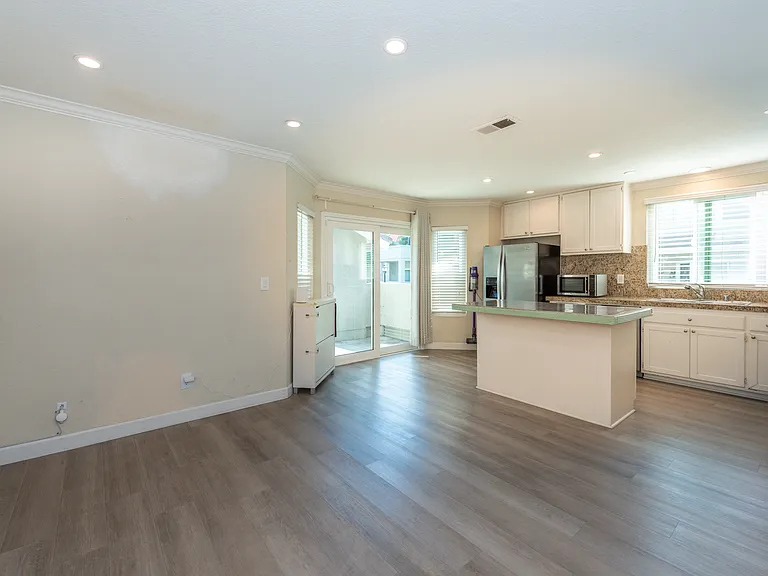 166 Greenmoor — Photo 11