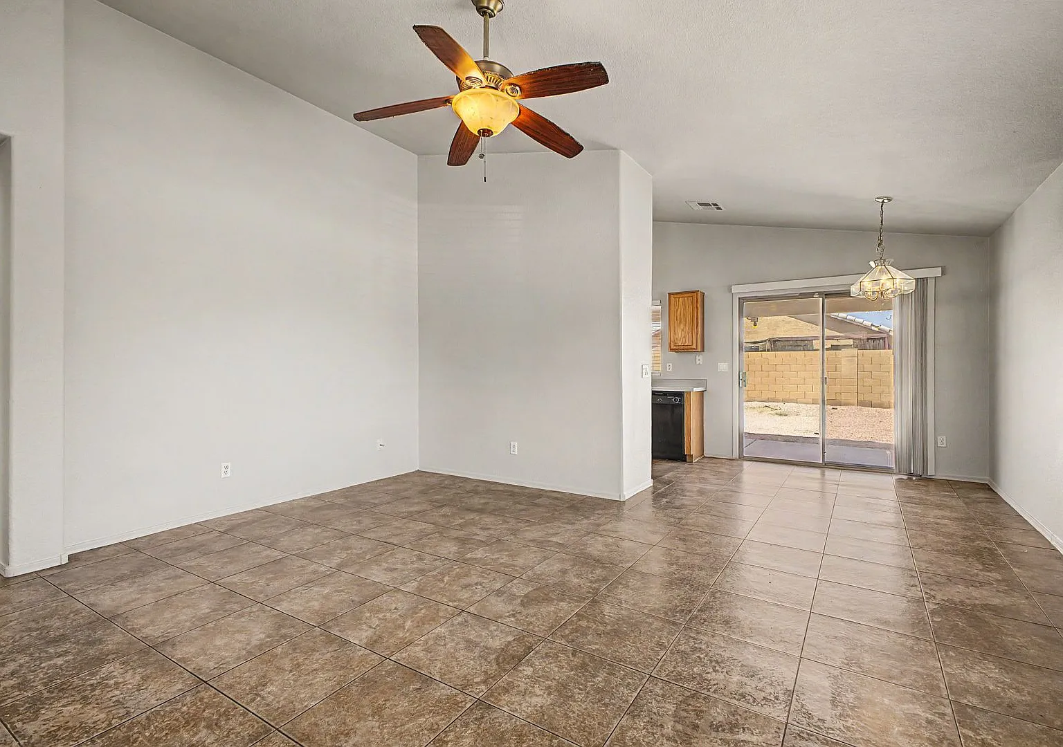 Spacious Three Bedroom, Two Bath Home in Westview Crossings Phoenix — Photo 4