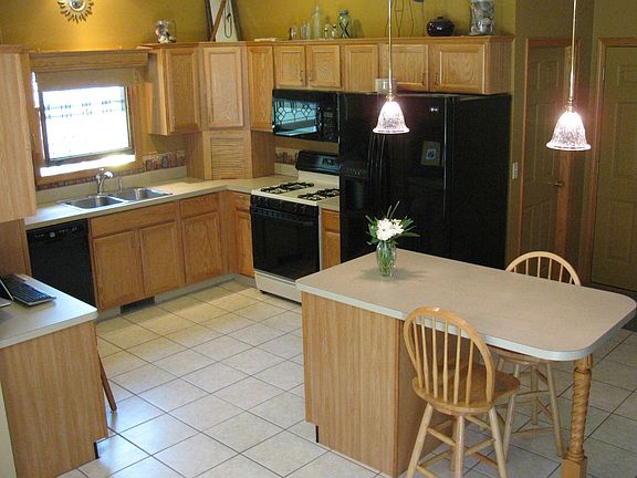 Kitchen with eat-in island
