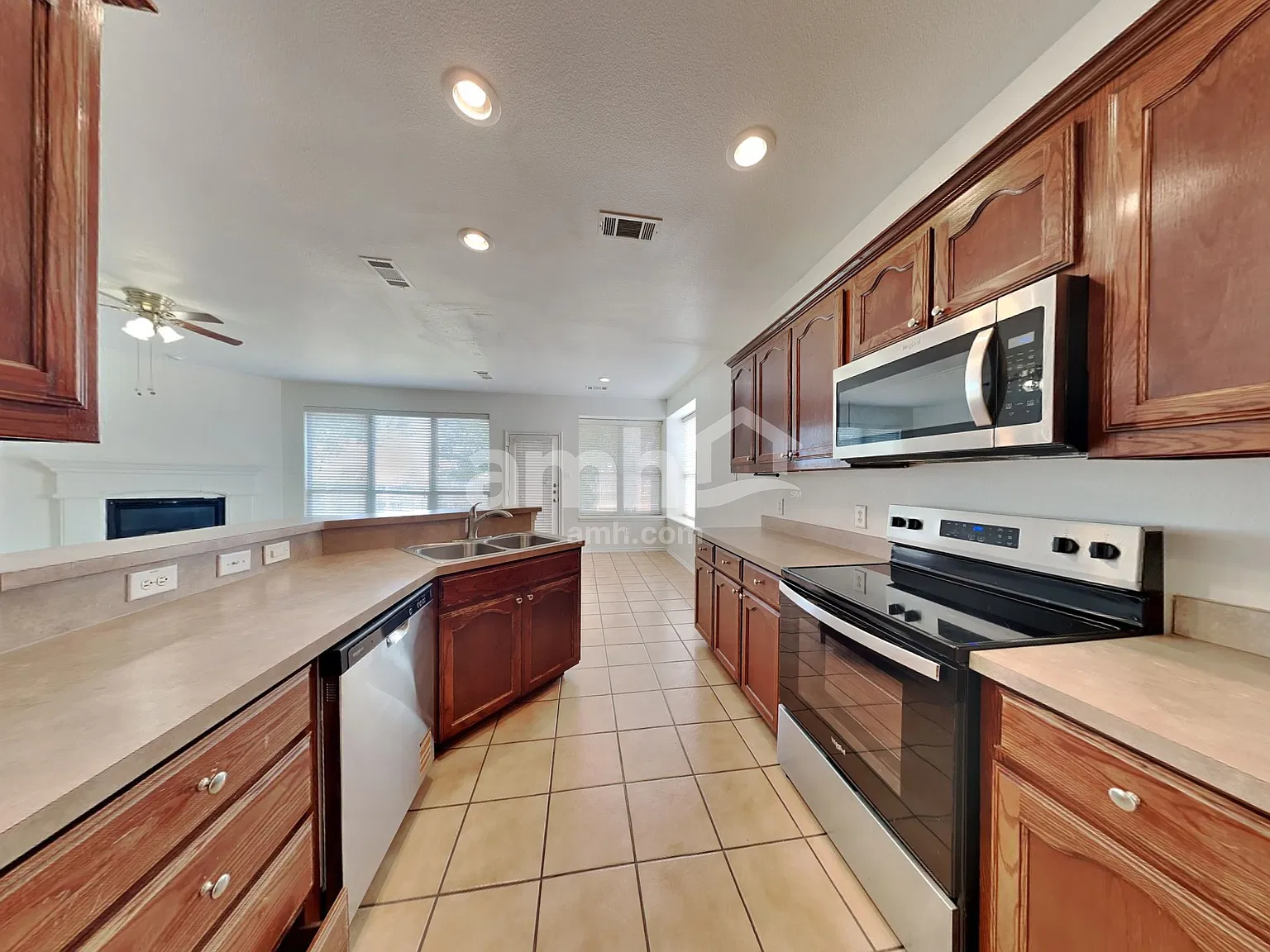 4 bed, 2.5 bath, 2398 sqft, $2,385 — Photo 3