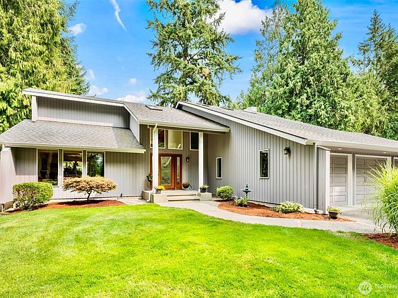 3rd image of 407 Point Fosdick Drive NW