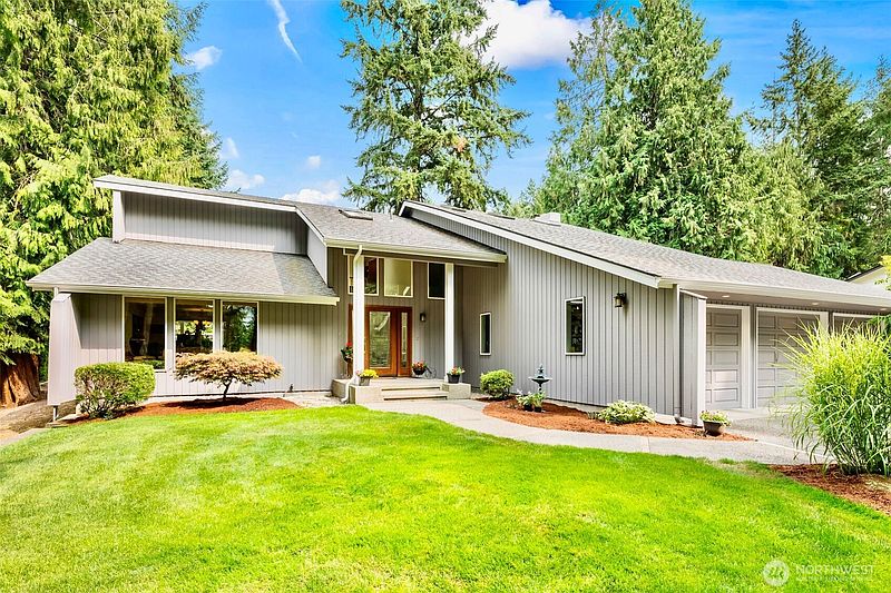 3rd image of 407 Point Fosdick Drive NW