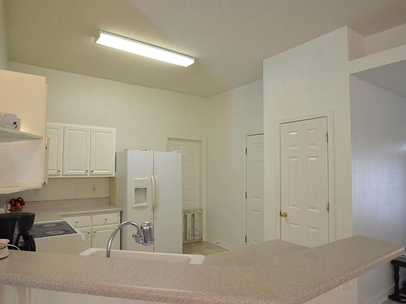 3rd image of 916 Lajolla Ln