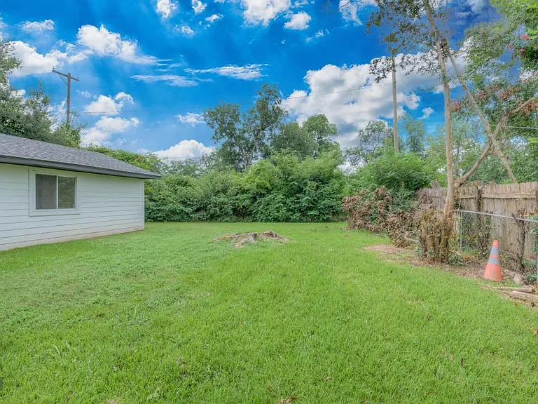 1710 Ray Ave — Photo 23