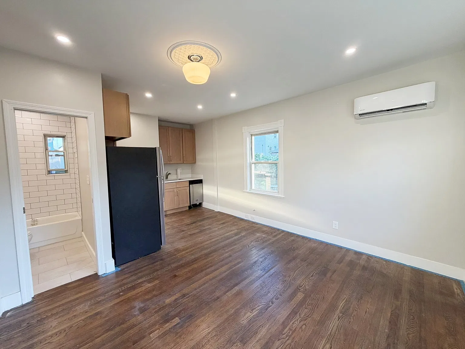 Studio, 300 sqft, $1,600 — Photo 4
