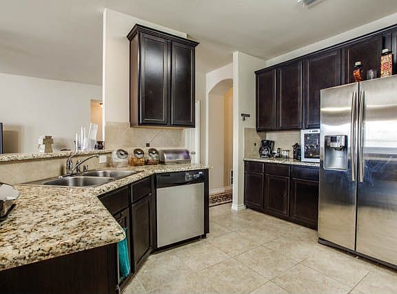 3rd image of 2808 Oak Glen Dr